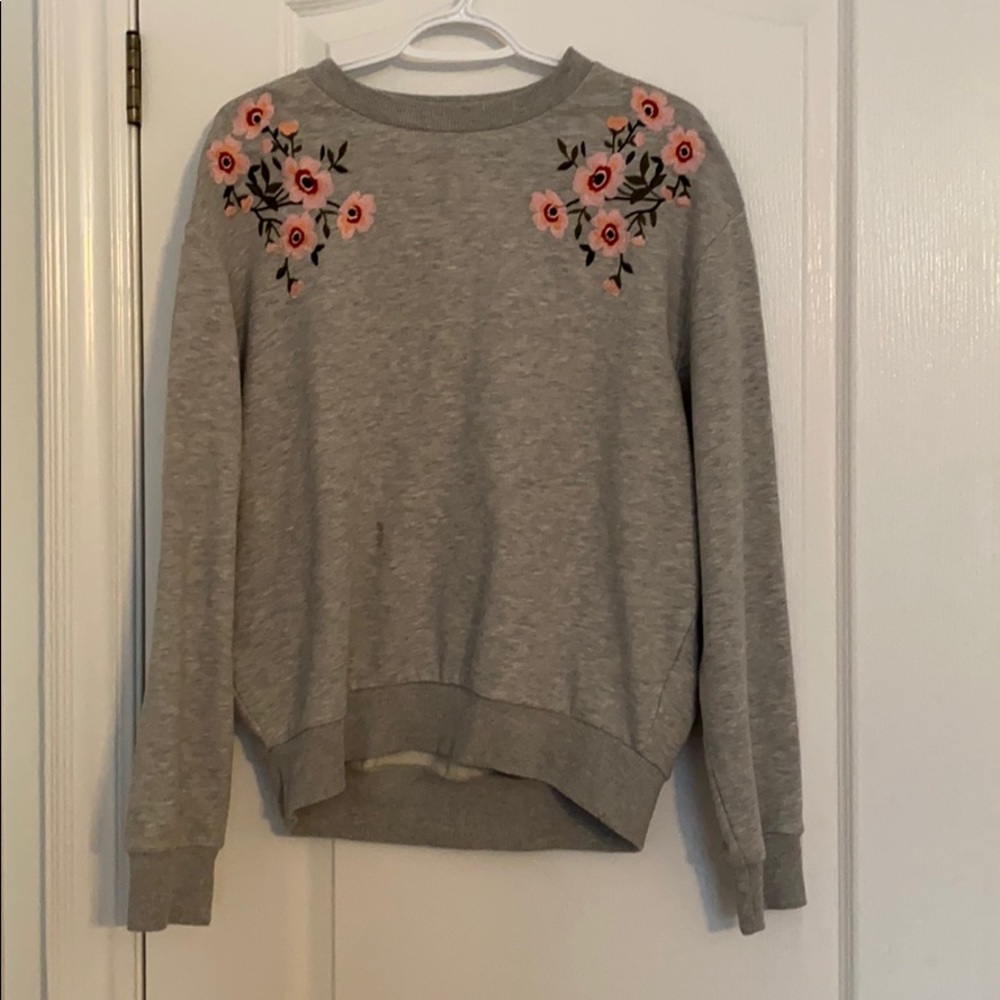 Casual grey crew neck with floral detailing